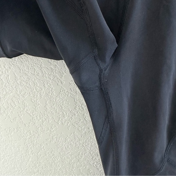 Lululemon Lululemon Outrun 17" Crop
Black size 4 - Picture 6 of 12